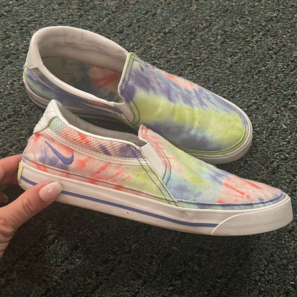 They are Nike court legacy size 9 1/2 women’s and the color is tie-sue